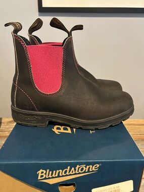 Blundstone Chelsea Boots with Pink Elastic Panels Size 7 Brown